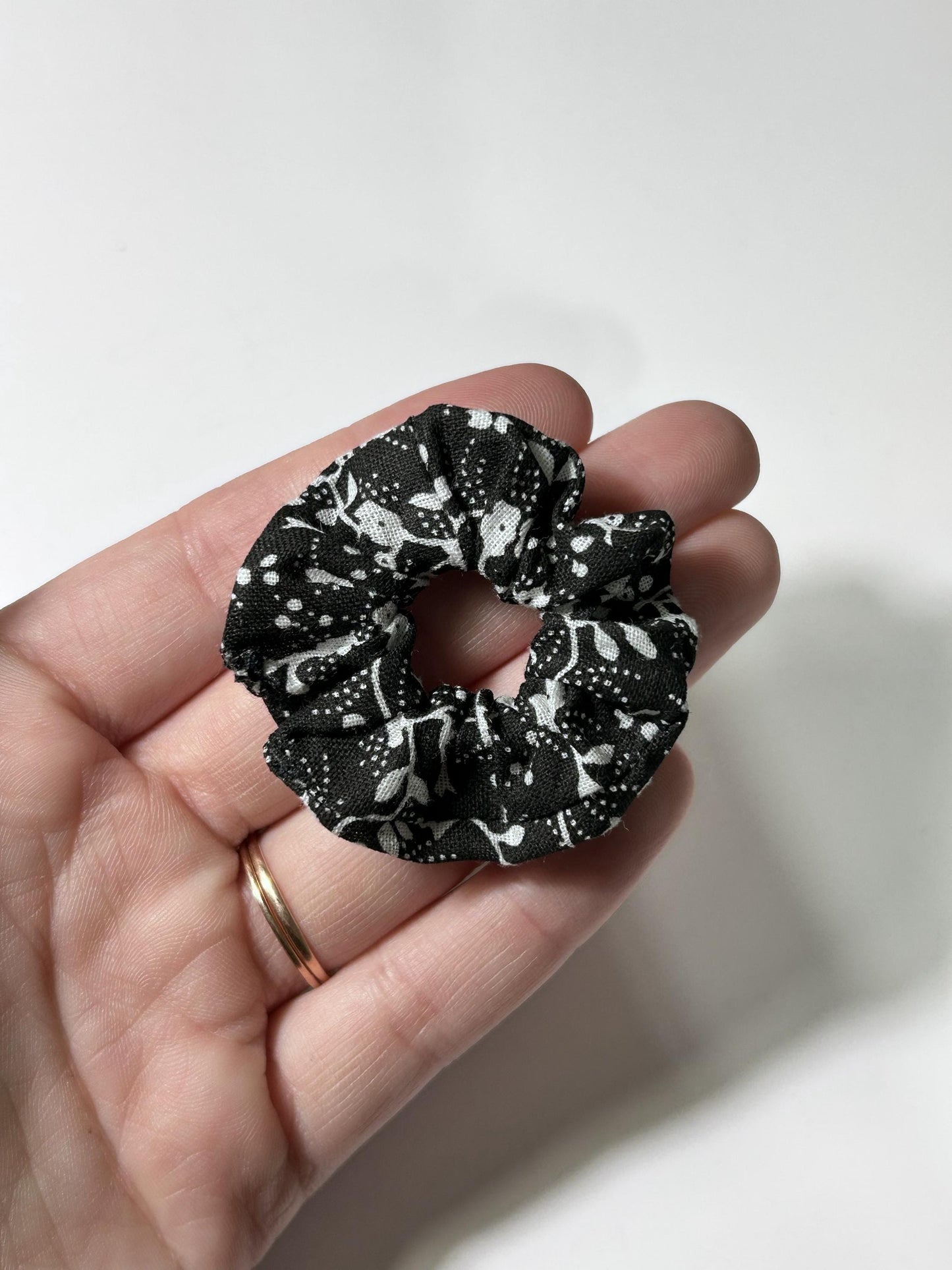 Mini Scrunchie Black & White Floral
