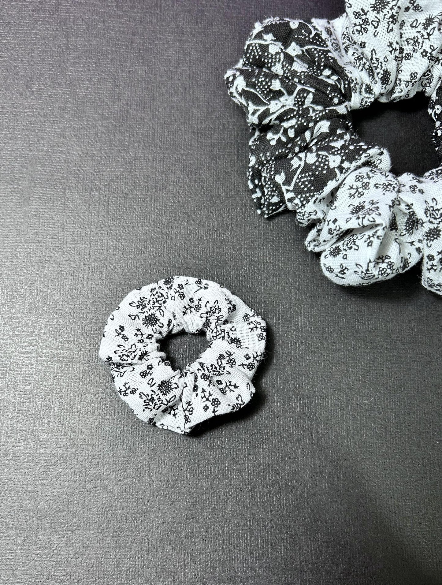 Mini Scrunchie Floral Black & White (White Base)