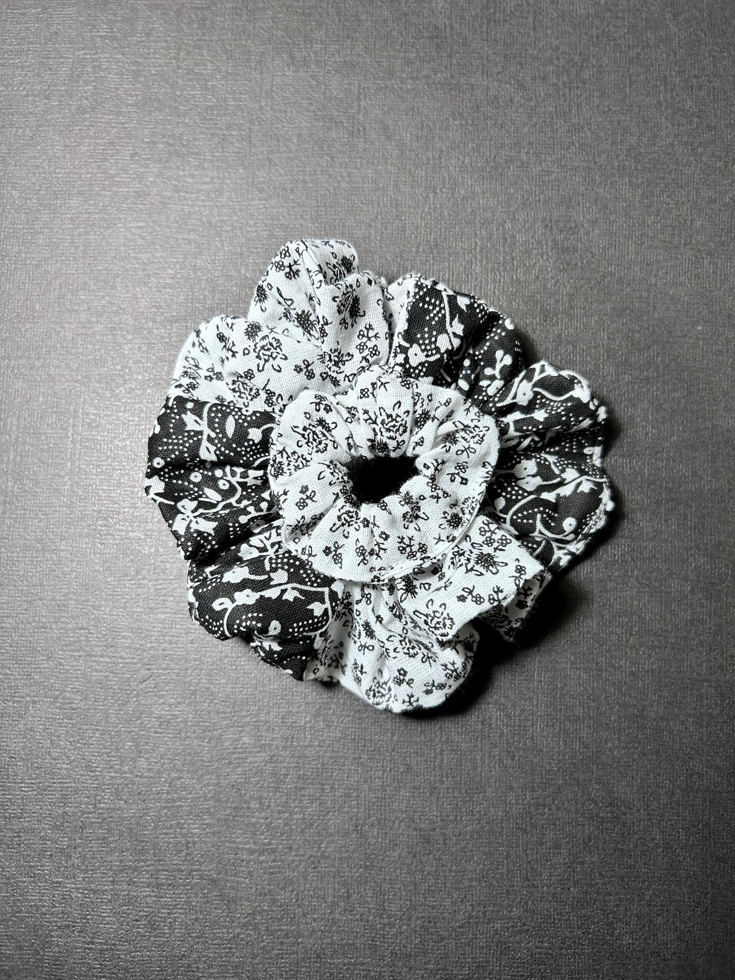 Mini Scrunchie Floral Black & White (White Base)