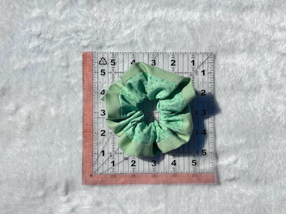 Split Design Scrunchie Vintage Green Star
