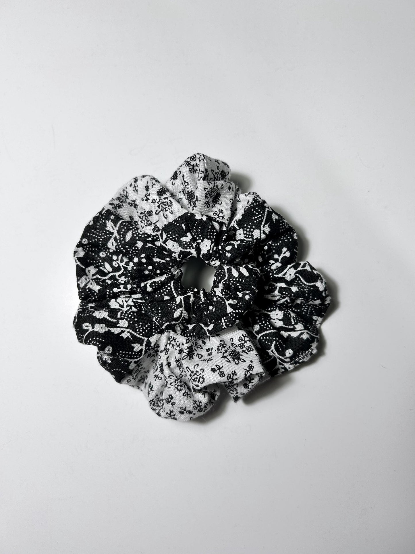 Mini Scrunchie Black & White Floral