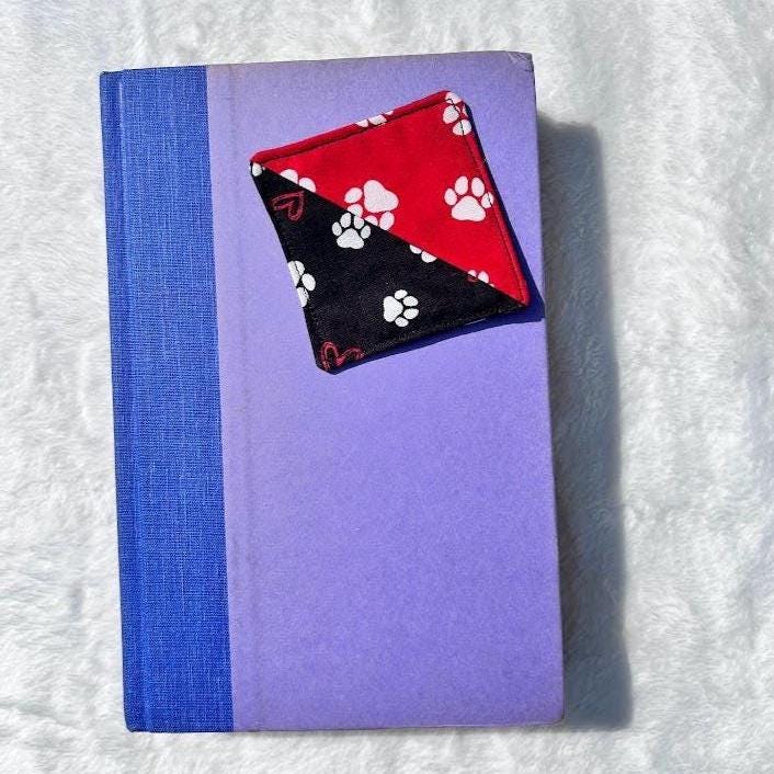 Corner Bookmark Black & Red Paw Print