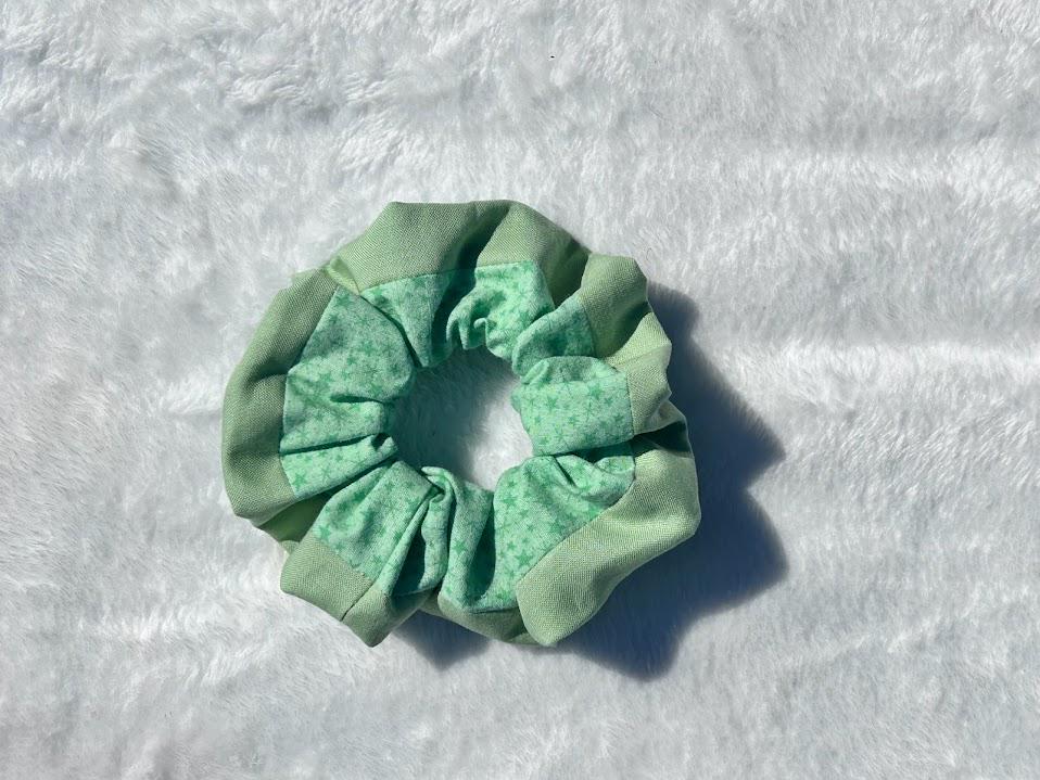 Split Design Scrunchie Vintage Green Star