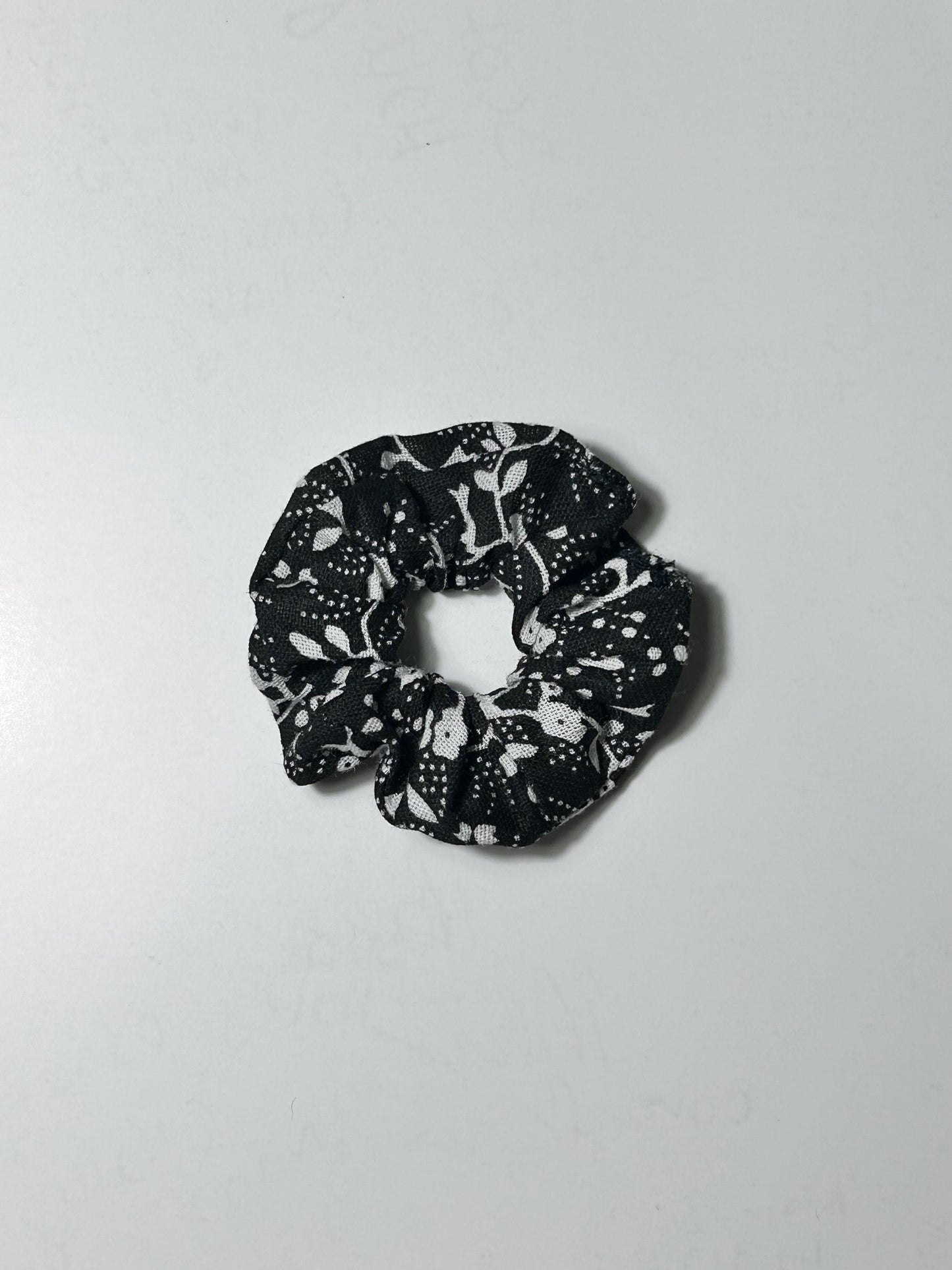 Mini Scrunchie Black & White Floral