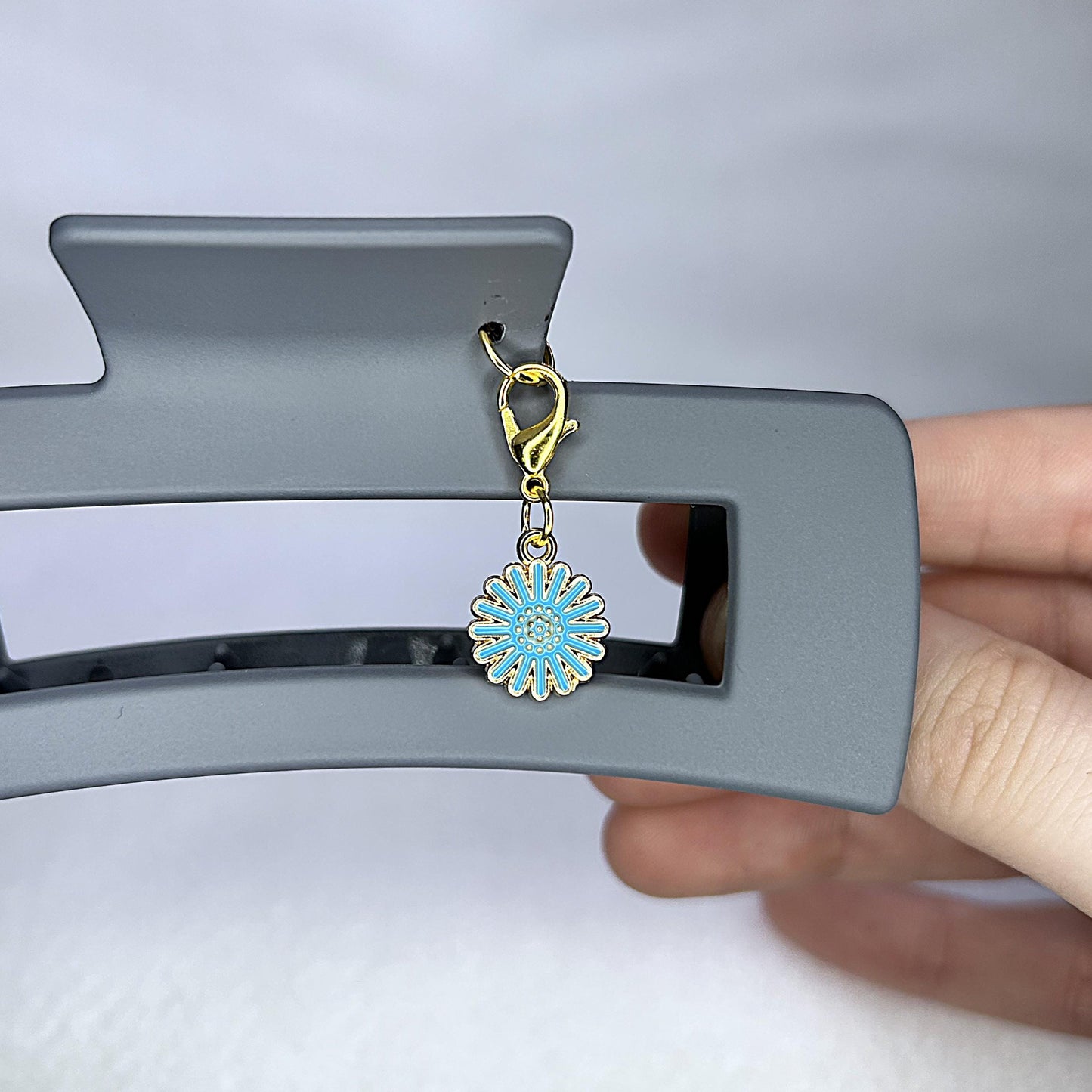 Customizable Claw Clip with Floral Charm Cool Tone