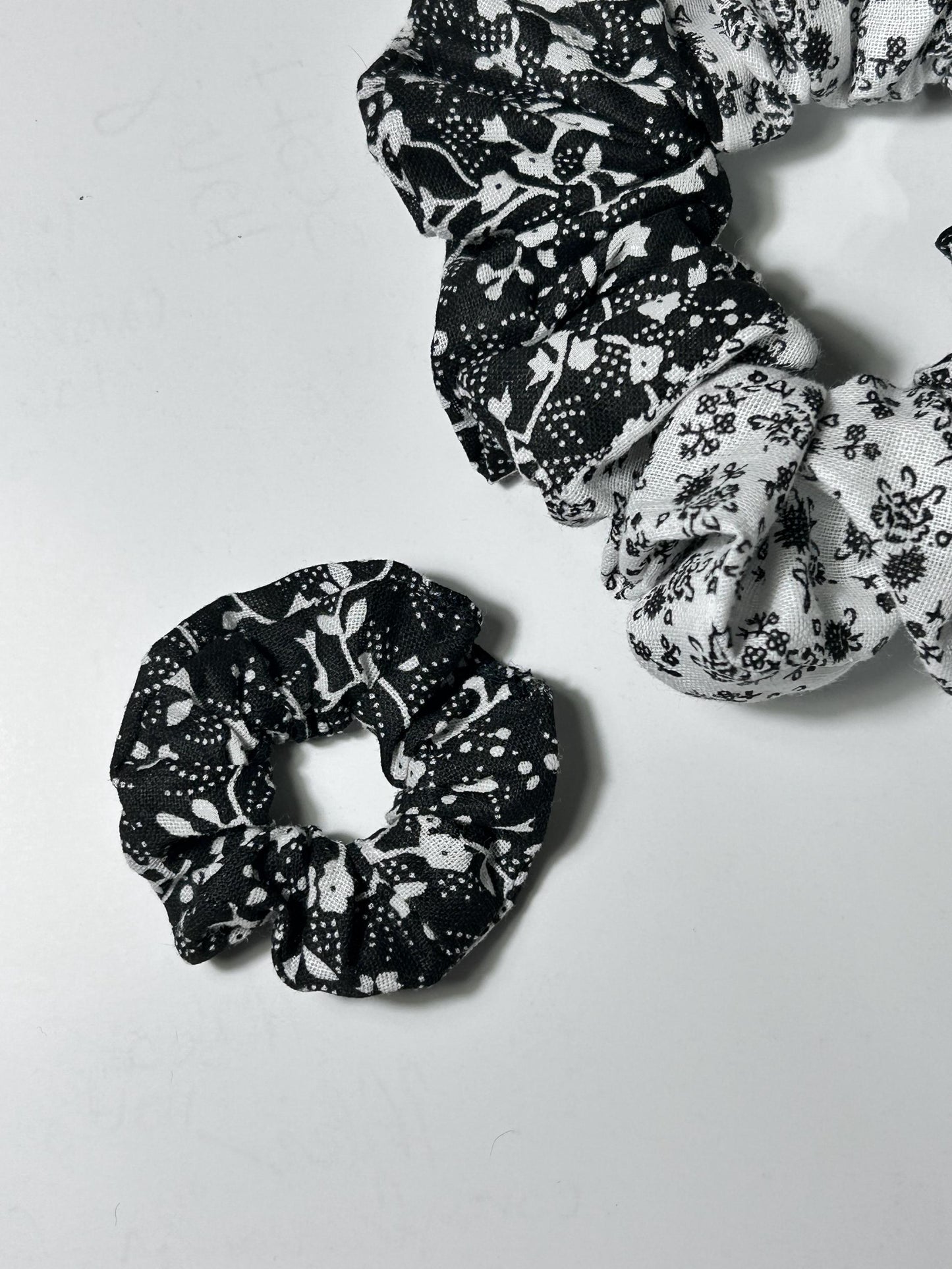 Mini Scrunchie Black & White Floral