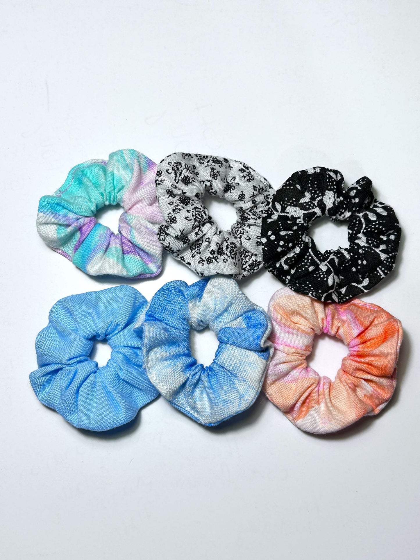 Mini Scrunchie Floral Black & White (White Base)