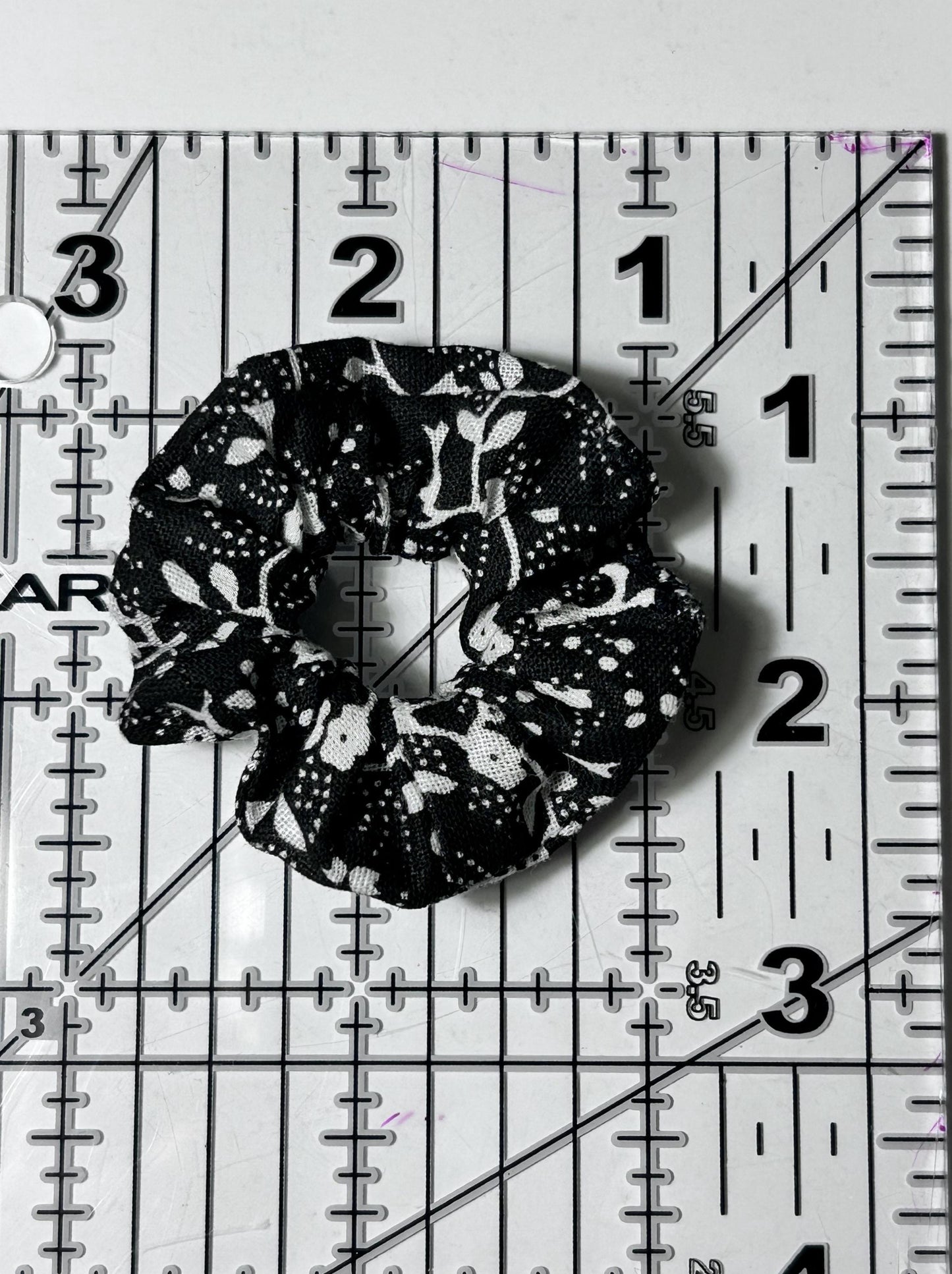 Mini Scrunchie Black & White Floral
